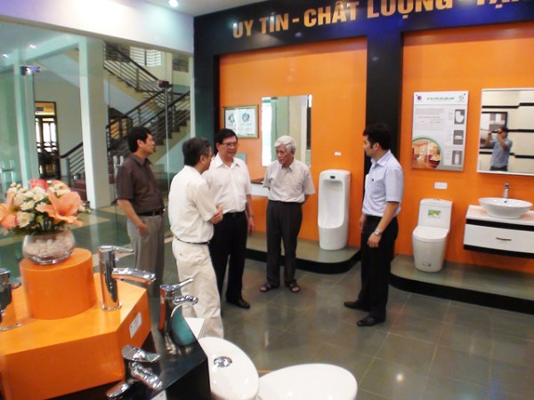 Các đồng chí nguyên lãnh đạo Tổng công ty về thăm Sứ Việt Trì